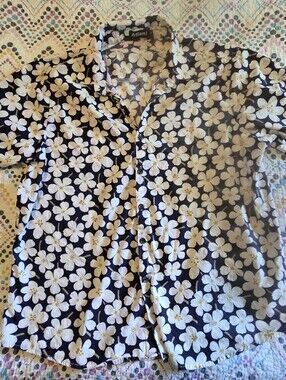 Atlanl short-sleeve button-up featuring an all-over white daisy
